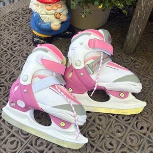 Winnwell Girls Ice Skates Adjustable fits 12y-2. Pink and White Like New